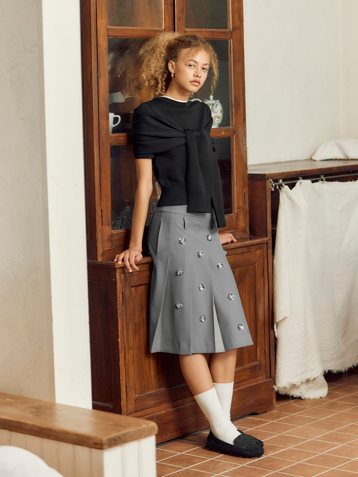 Poppy - flower stud pleated skirt