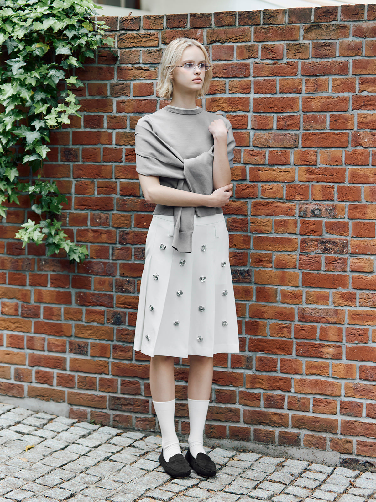 Poppy - Flower stud pleated skirt